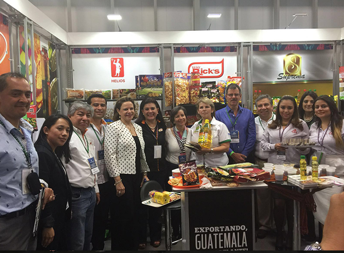 Barras de chia, edulcorantes naturales, entre otros productos  buscan posicionarse en cadena de supermercados 