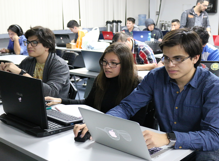 100 jóvenes universitarios guatemaltecos participan en hackathon internacional de programación