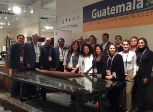 Tradiciones guatemaltecas convertidas en muebles de diseñador se lucen en Las Vegas