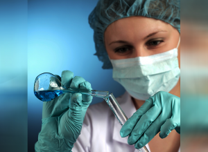 Diseñe programas sobre los peligros de químicos en los laboratorios