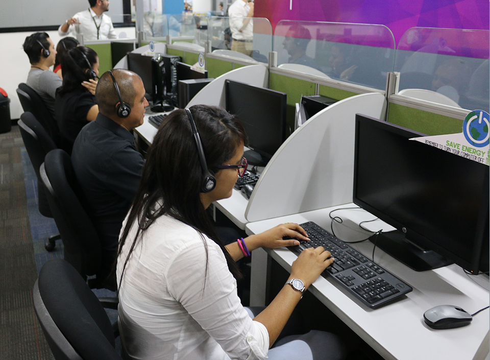 Jóvenes laborando en la industria de call centers,