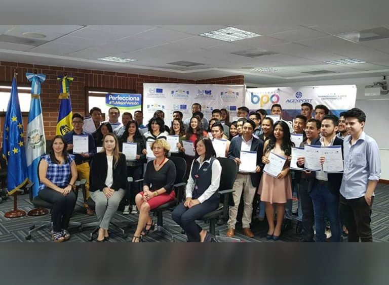 63 jóvenes becados inician se incorporan a la industria de Contact Center