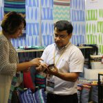 Compradores se acercan a los stands con los artesanos