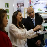 Fanny D. Estrada y Amador Carballido, viendo artesanías