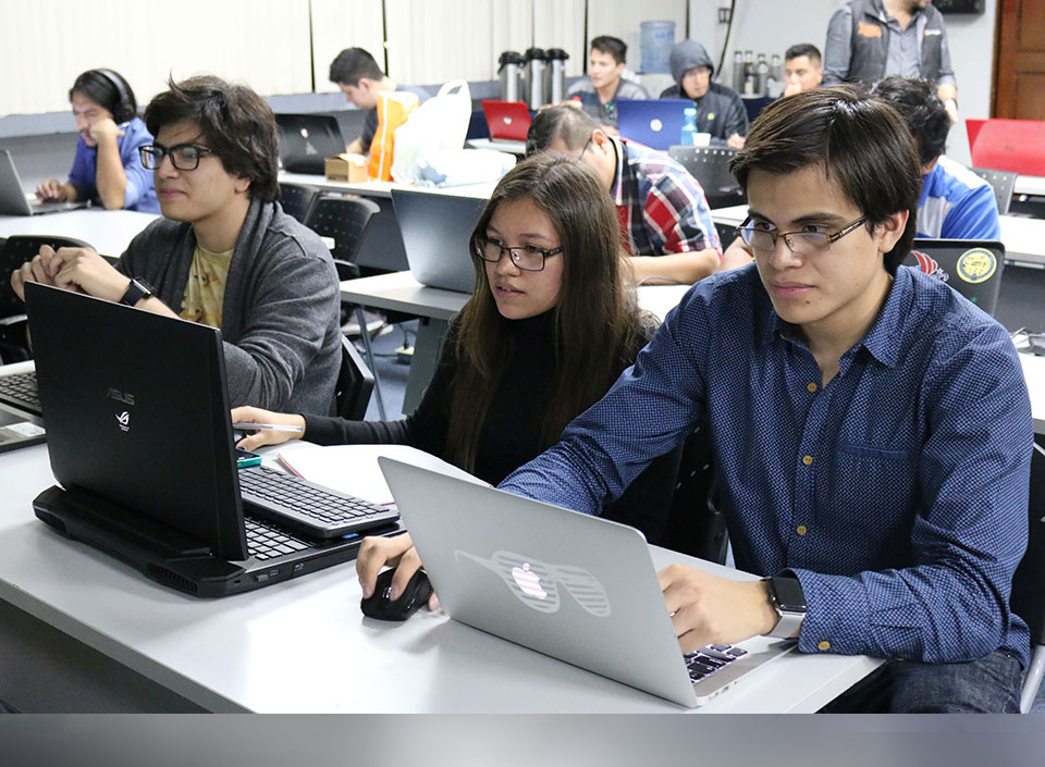 jóvenes guatemaltecos emprendedores en desarrollo de software