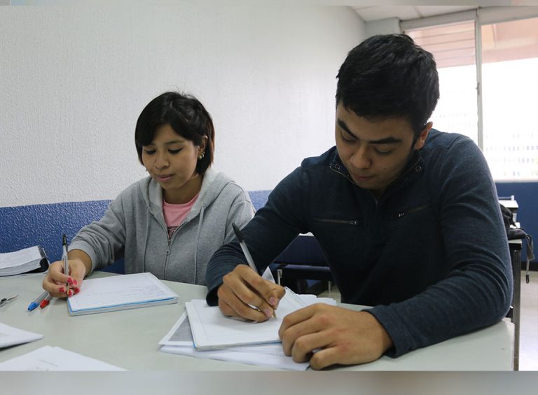 Convocan a jóvenes para optar a becas de inglés y obtener un empleo formal en la industria de Contact Center