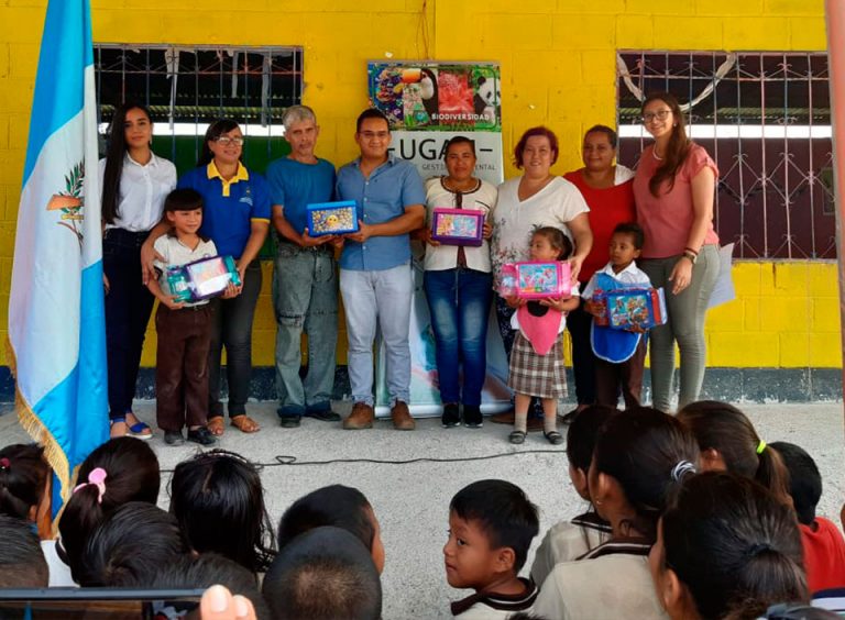 Entregan loncheras escolares a estudiantes de la aldea El Mitch en Puerto Barrios