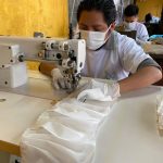 artesanos elaboran mascarillas hechas a mano