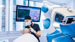 A robot that fights baldness in Guatemala