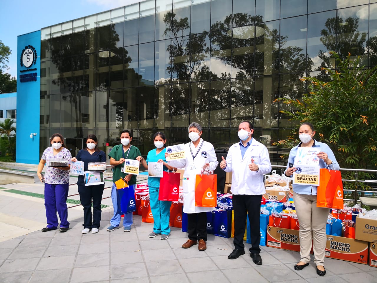 Personal médico del Hospital de Villa Nueva recibe muestras emotivas del sector exportador