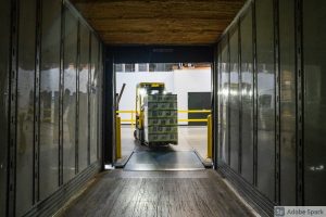 operador en cadena logística