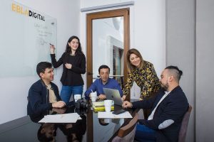 Una mujer dedicada a la industria de la producción e industria creativa en Guatemala
