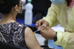 ¿Cómo debe prepararse antes y después de vacunarse contra el COVID-19?