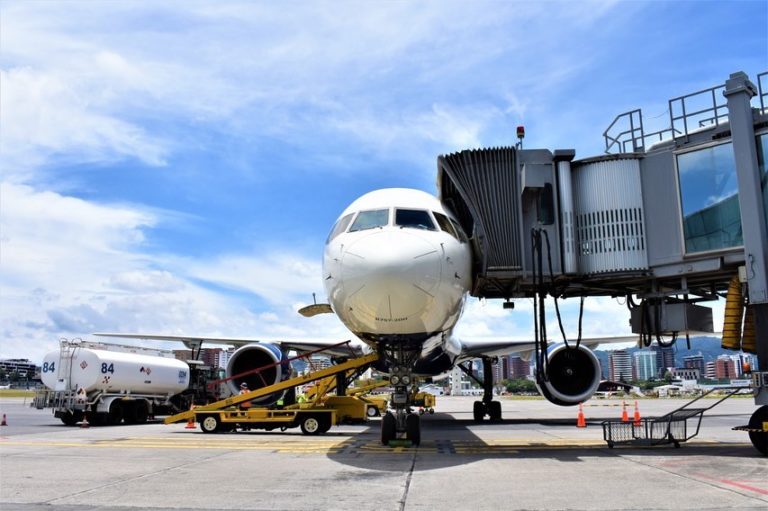 Plataforma para salvoconducto para movilización de pasajeros por vía área durante toque de queda