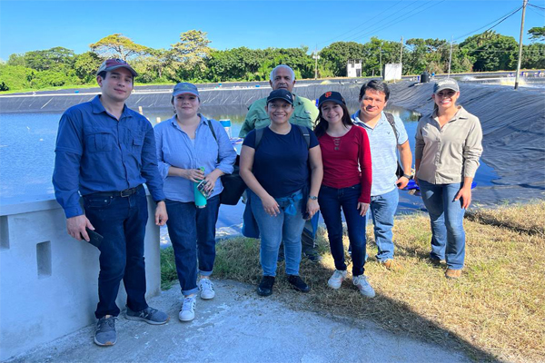 Delegación del Proyecto ASPIRE visita camaronera en la costa sur de Guatemala