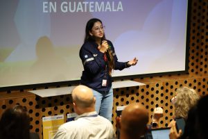Persona exponiendo acerca de la Política Ambiental y el cambio climático.