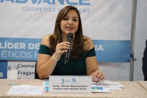 Mujer hablando por micrófono.