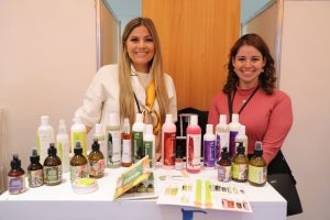 Persona mostrando productos.