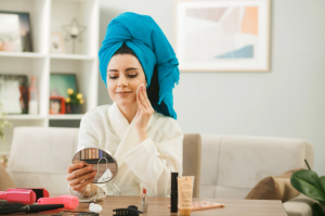 Requisitos sanitarios: Mujer utilizando crema. 