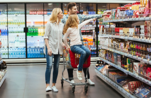 Personas comprando alimentos y bebidas. 