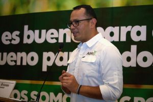 Persona hablando del agro. 