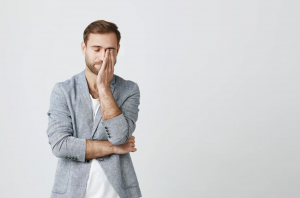 Hombre cansado por falta de hormonas. 