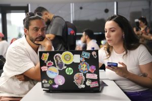 Joven presenta tema de publicidad. 