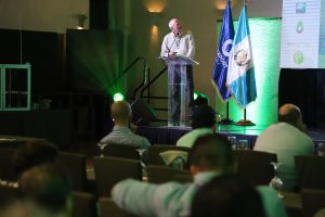 Persona exponiendo en Congreso de Aguacate. 