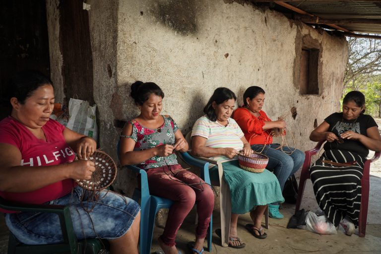 Exposición y venta de productos resilientes impulsan crecimiento económico de familias del corredor seco de Guatemala