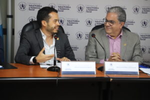 Devadit Barahona, Director de la Junta Directiva de AGEXPORT, y el Ministro de MSPAS.