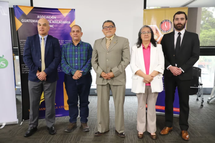 Foto oficial de conferencia de prensa.