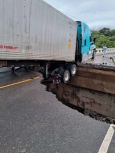 Lluvias provocan socavamiento. 