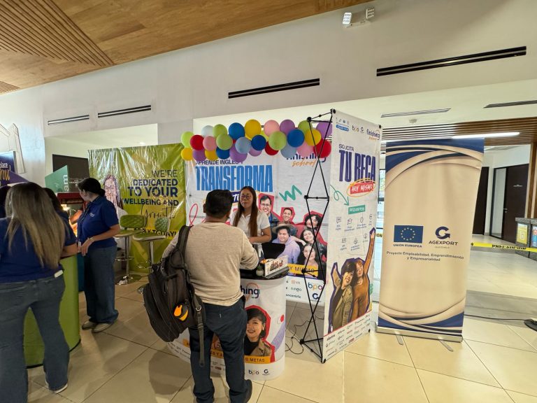 Becas Finishing School: Apoyando a jóvenes para trabajar en el sector de Contact Center & BPO en Guatemala