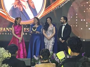Fanny D. Estrada recibe reconocimiento internacional en el Women Economic Forum en Ecuador