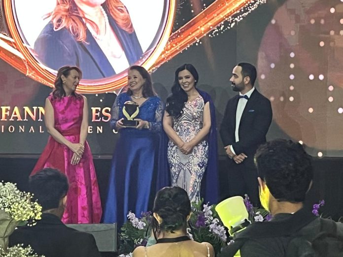 Fanny D. Estrada recibe reconocimiento internacional en el Women Economic Forum en Ecuador