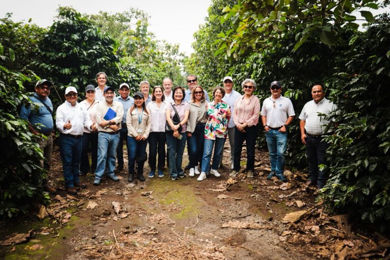 Cuerpo diplomático visita finca en Escuintla para conocer potencial exportador de cacao y chocolate diferenciado