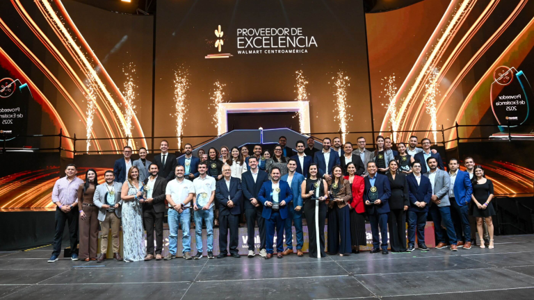 Walmart reconoce a empresa guatemalteca por su aporte al crecimiento empresarial
